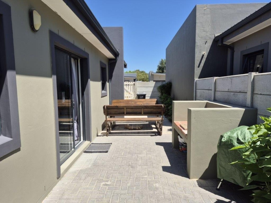 3 Bedroom Property for Sale in Uitzicht Western Cape